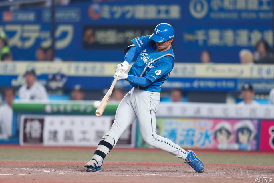 5回表、ファーストへヒットを放つ石井選手