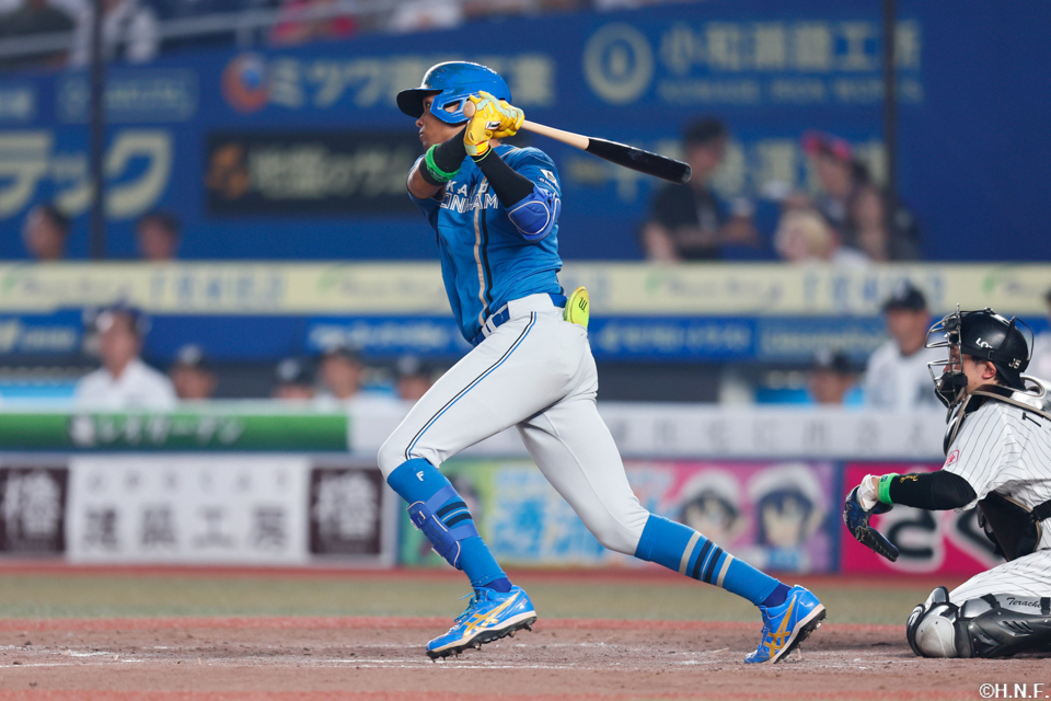 5回表、センターへヒットを放つ水谷選手