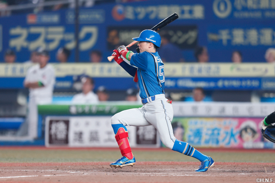 5回表、ライトへヒットを放つ五十幡選手