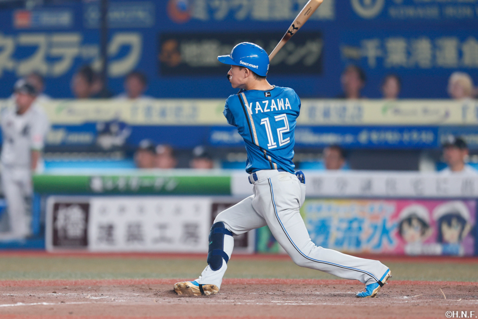 5回表、ライトへ2点適時二塁打を放つ矢澤選手01