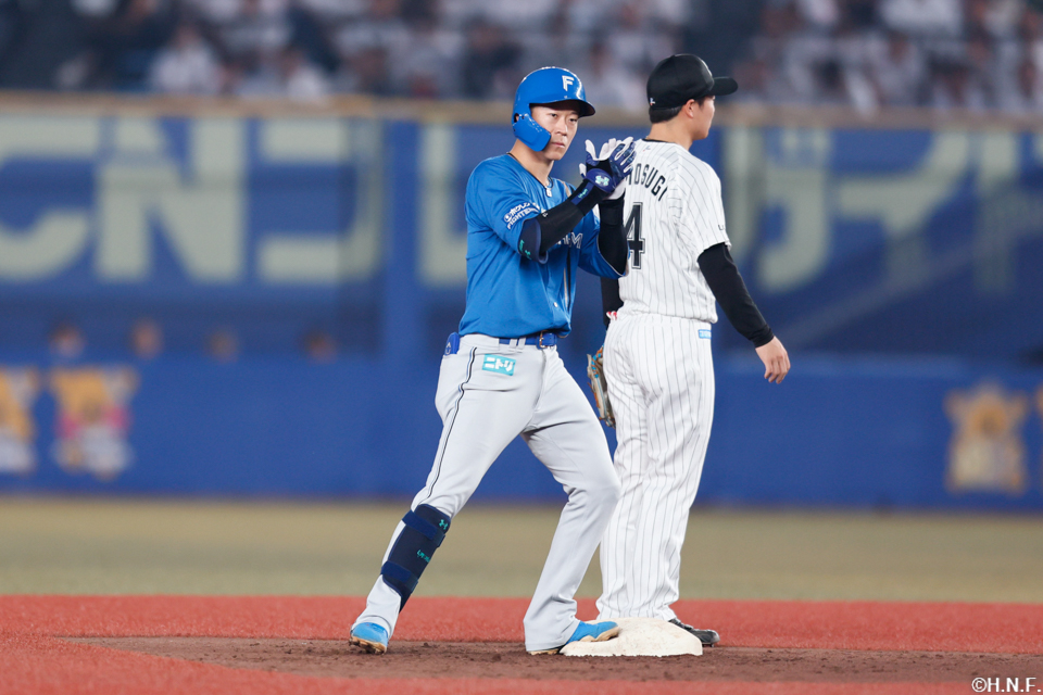 5回表、ライトへ2点適時二塁打を放つ矢澤選手02