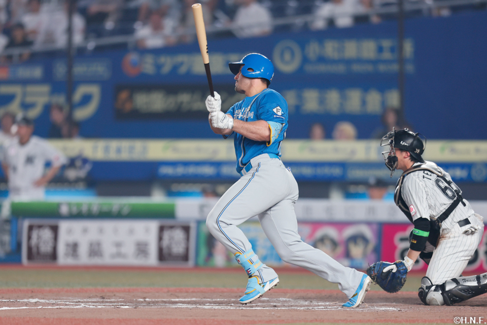 10回裏、勝ち越しの適時打を放つマルティネス選手