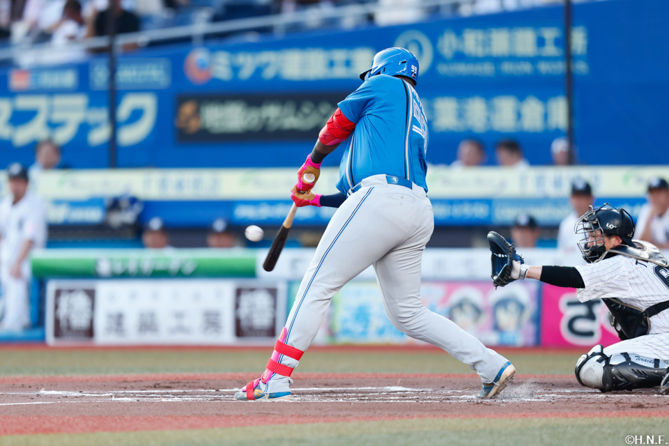 1回表、先制の満塁弾を放つレイエス選手01