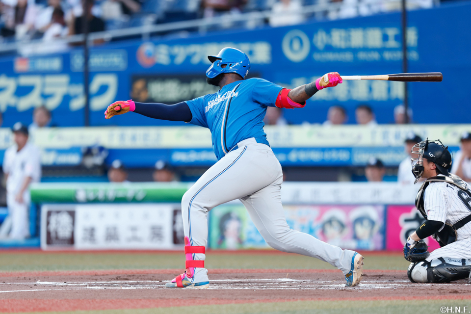 1回表、先制の満塁弾を放つレイエス選手02