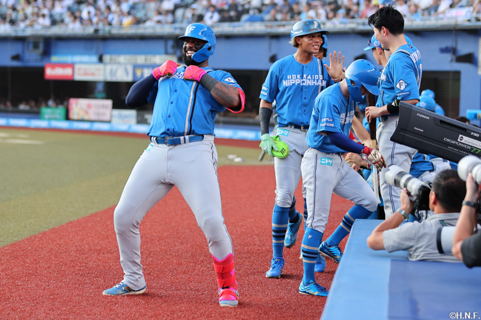 1回表、先制の満塁弾を放つレイエス選手03