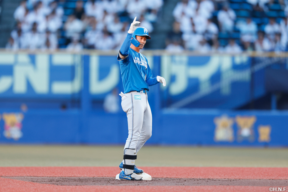 2回表、ライトへ二塁打を放った石井選手