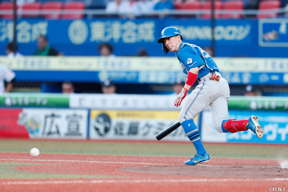 2回表、適時打をきめる五十幡選手