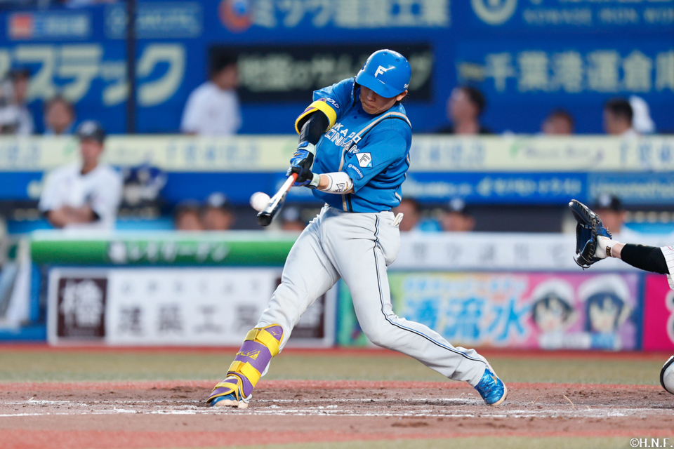 4回表、ライトへ2ランを放つ田宮選手01