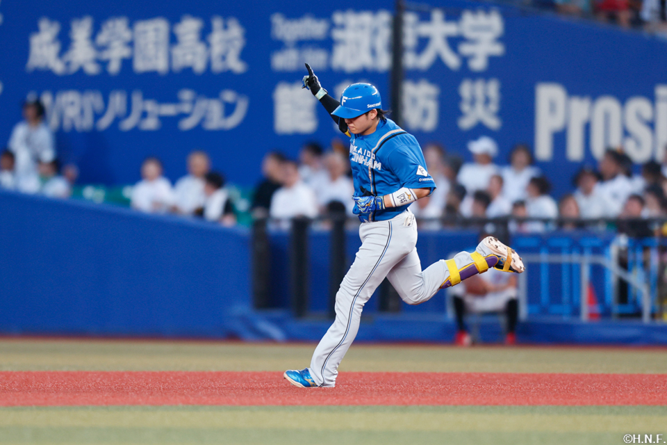 4回表、ライトへ2ランを放つ田宮選手02