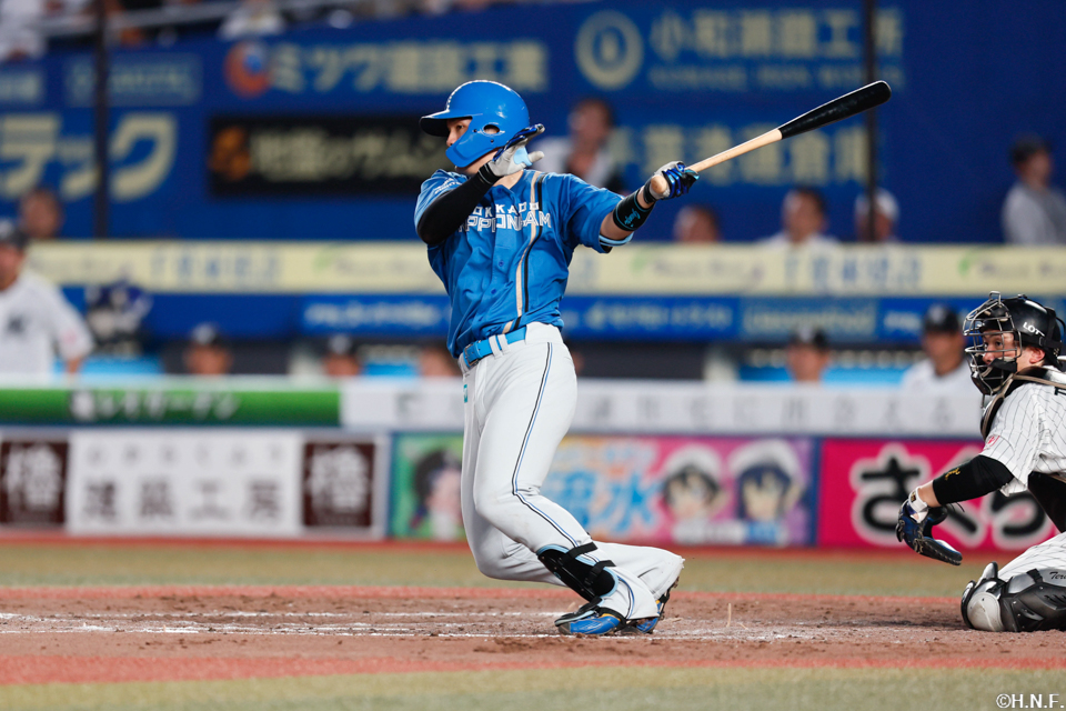 5回表、サードへヒットを放つ郡司選手