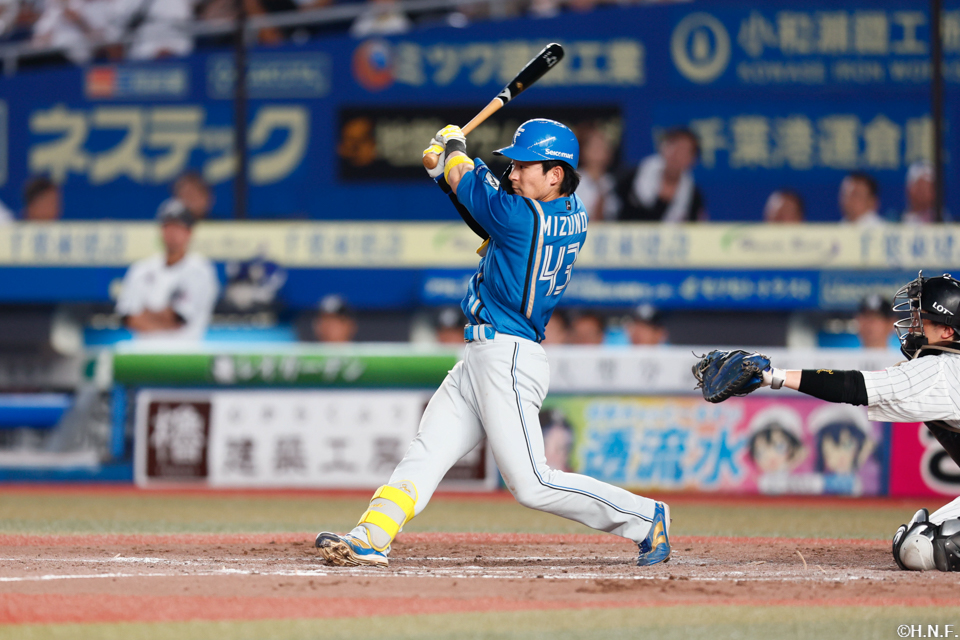 5回表、ライトへヒットを放つ水野選手