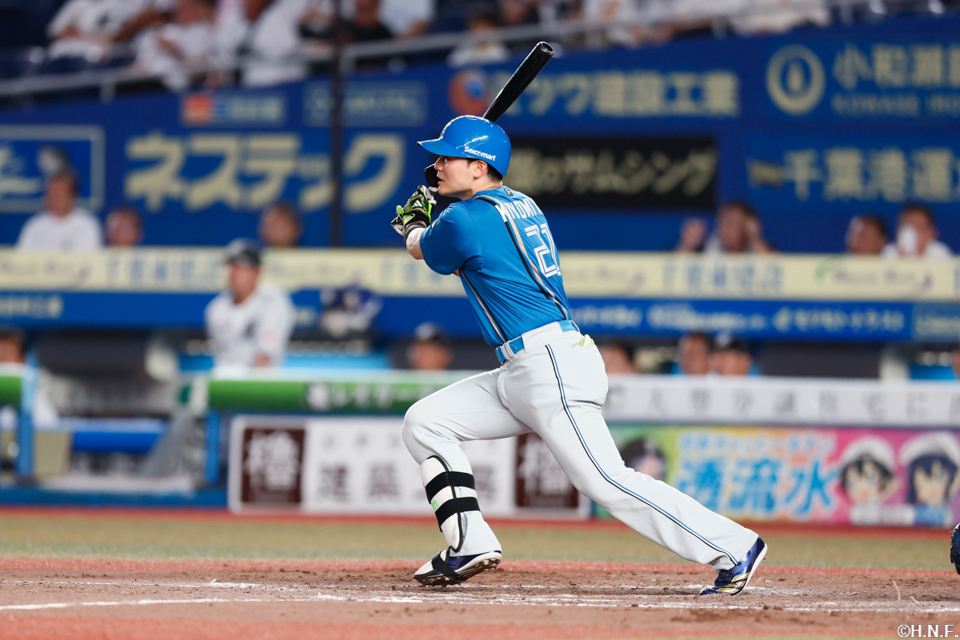 5回表、ライトへ適時打を放つ清宮選手