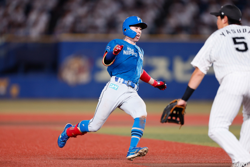 6回表、左中間へ三塁打を放った五十幡選手