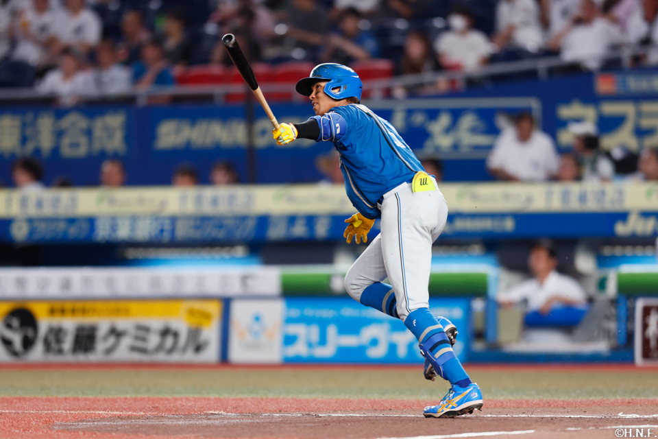 6回表、レフトへ犠飛を放つ水谷選手