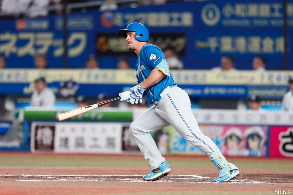 6回表、レフトへ適時打を放つマルティネス選手