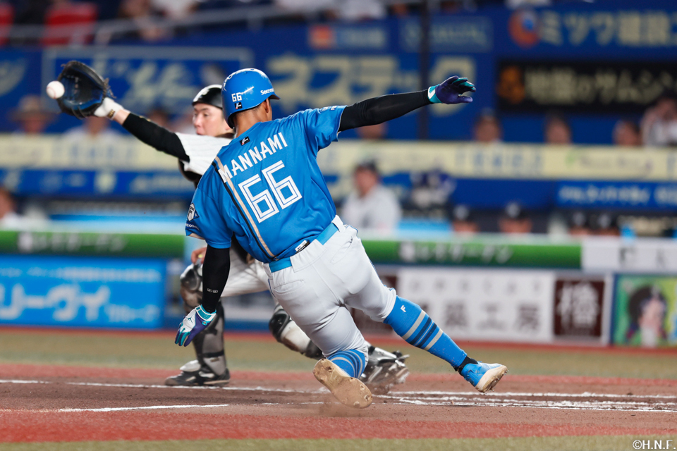 6回表、生還する万波選手