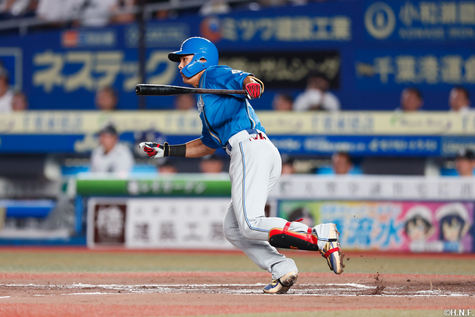 6回表、ショートへヒットを放つ野村選手