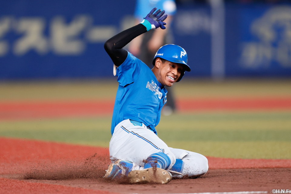 8回表、右中間へ三塁打を放った万波選手