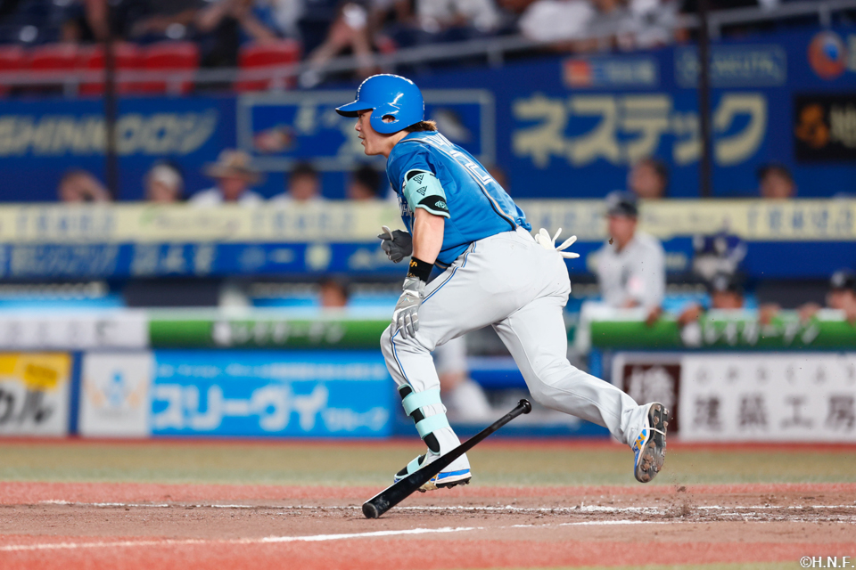 9回表、センターへ適時打を放つ伏見選手