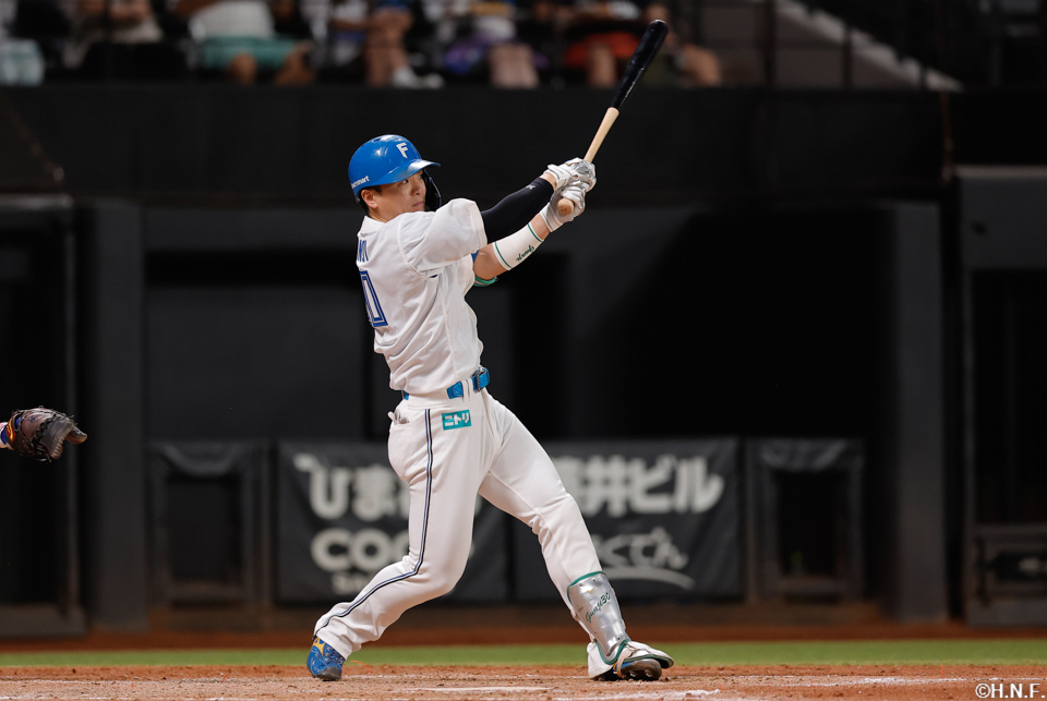 4回裏、レフトへ二塁打を放つ郡司選手