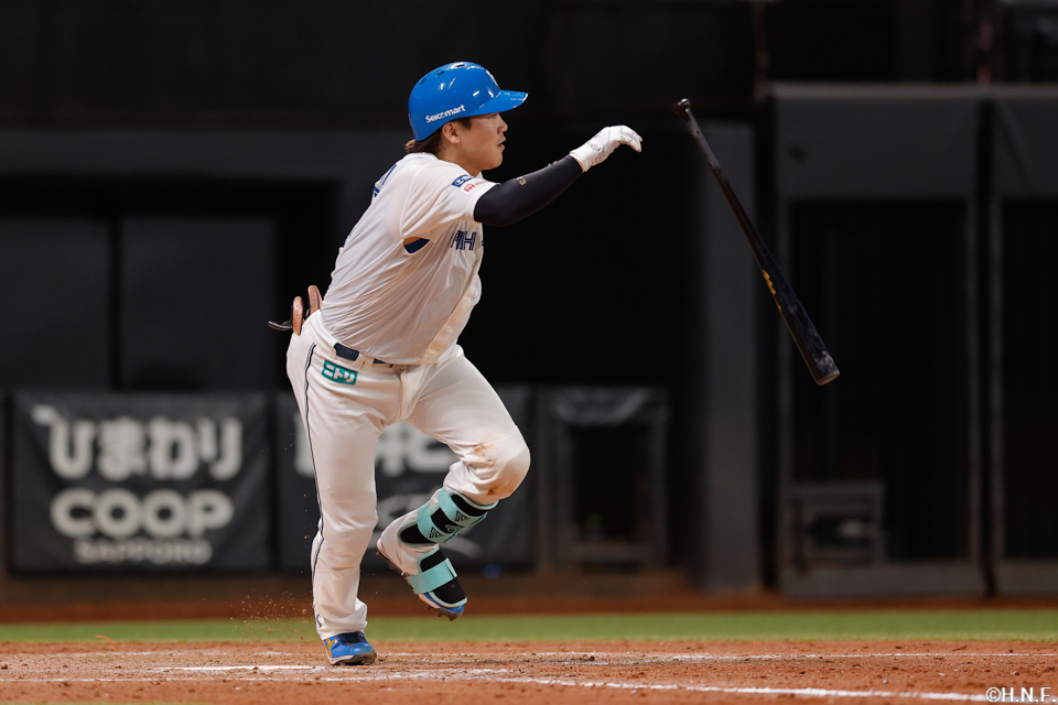 5回裏、レフトへヒットを放つ伏見選手01