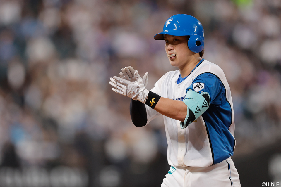 5回裏、レフトへヒットを放つ伏見選手02