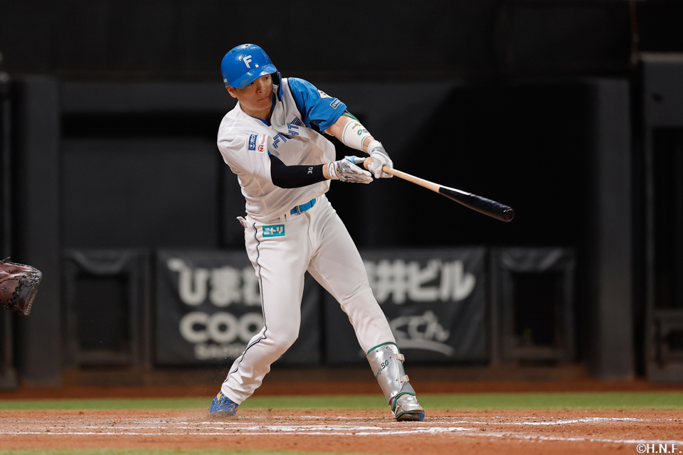 6回裏、ライトへヒットを放つ郡司選手01