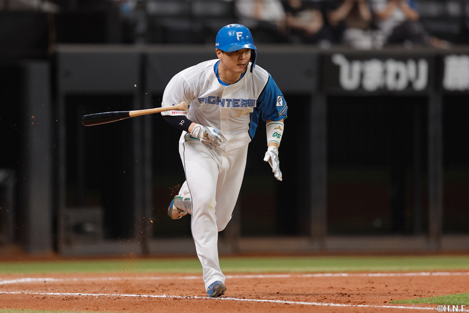 6回裏、ライトへヒットを放つ郡司選手02