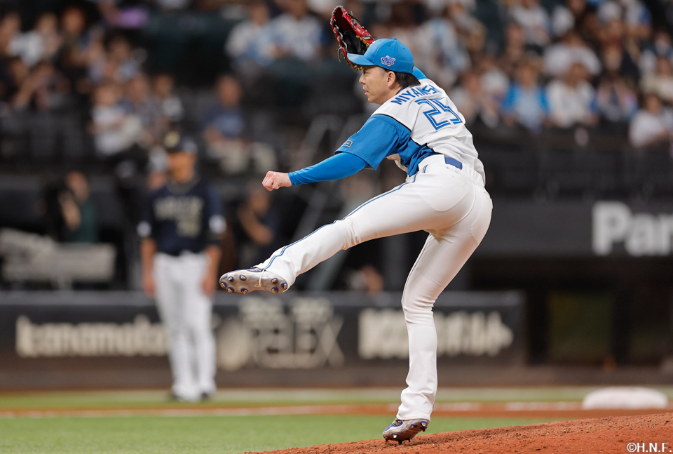 8回、三番手の宮西投手