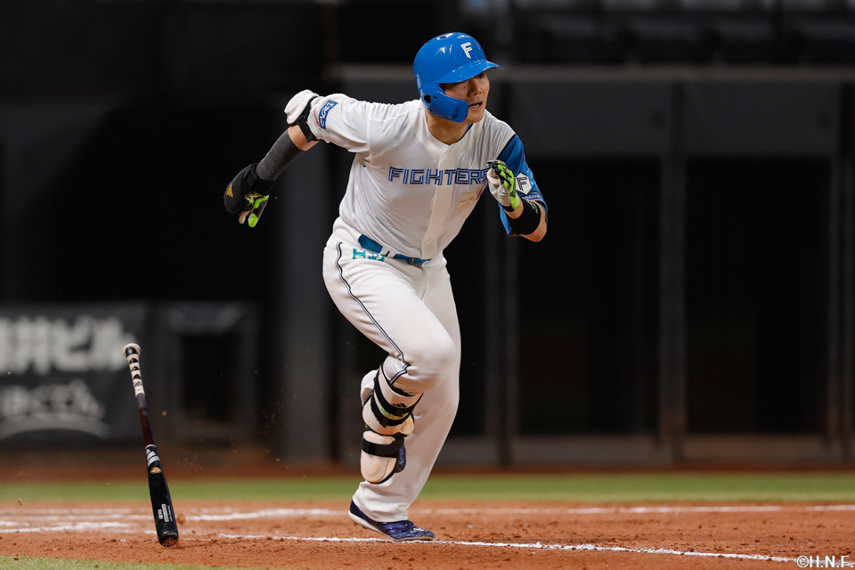 8回裏、ファーストへヒットを放つ清宮選手