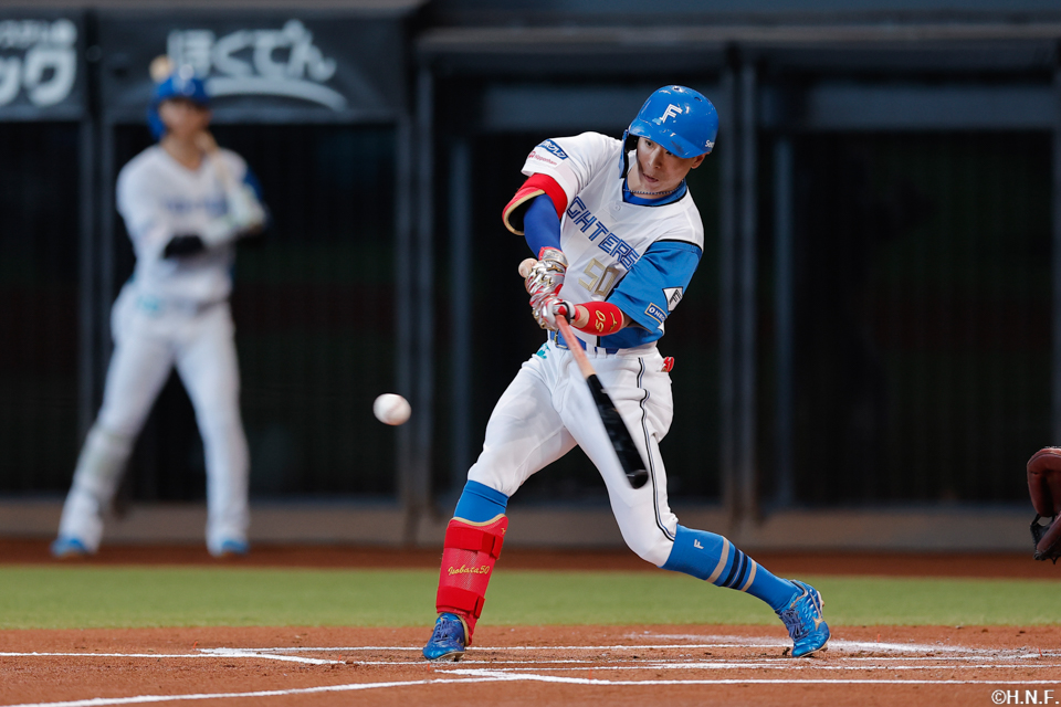 1回裏、ライトへヒットを放つ五十幡選手01