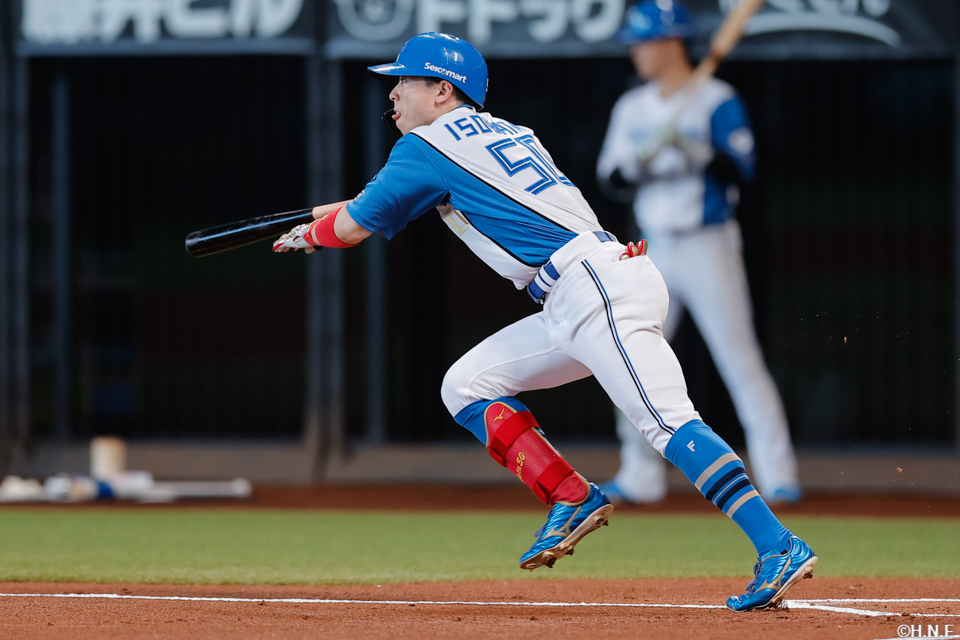 1回裏、ライトへヒットを放つ五十幡選手02