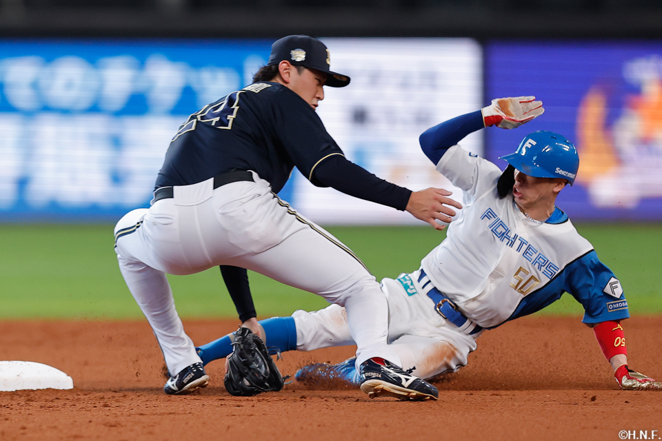 1回裏、盗塁をきめる五十幡選手