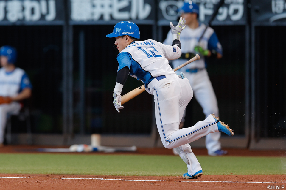 1回裏、先制の適時打を放つ矢澤選手