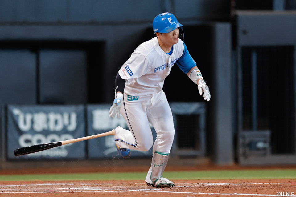 2回裏、センターへヒットを放つ郡司選手