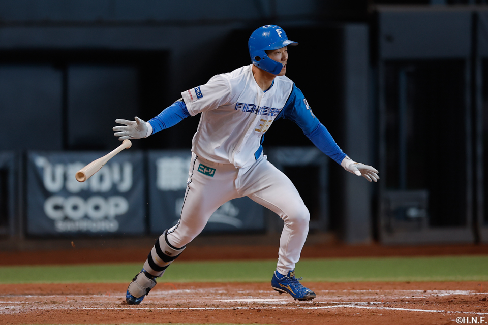2回裏、ライトへ適時打を放つ石井選手