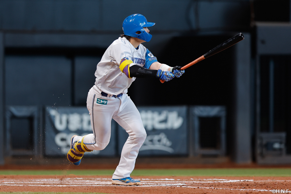6回裏、レフトへヒットを放つ田宮選手