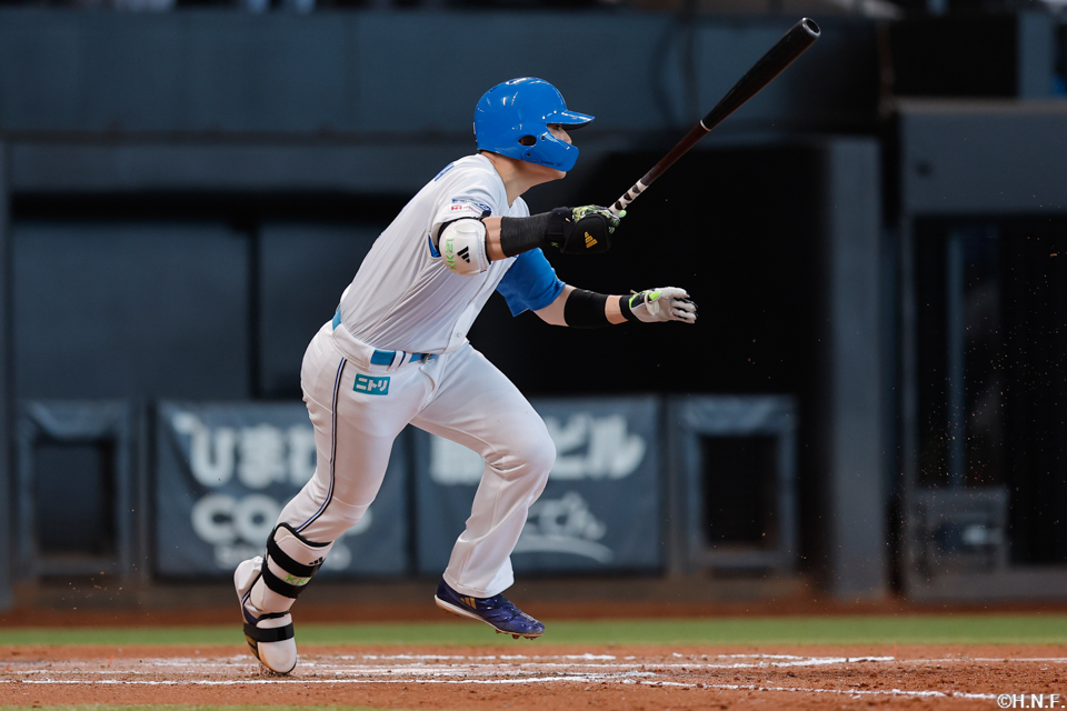 6回裏、センターへ2点適時二塁打を放つ清宮選手01