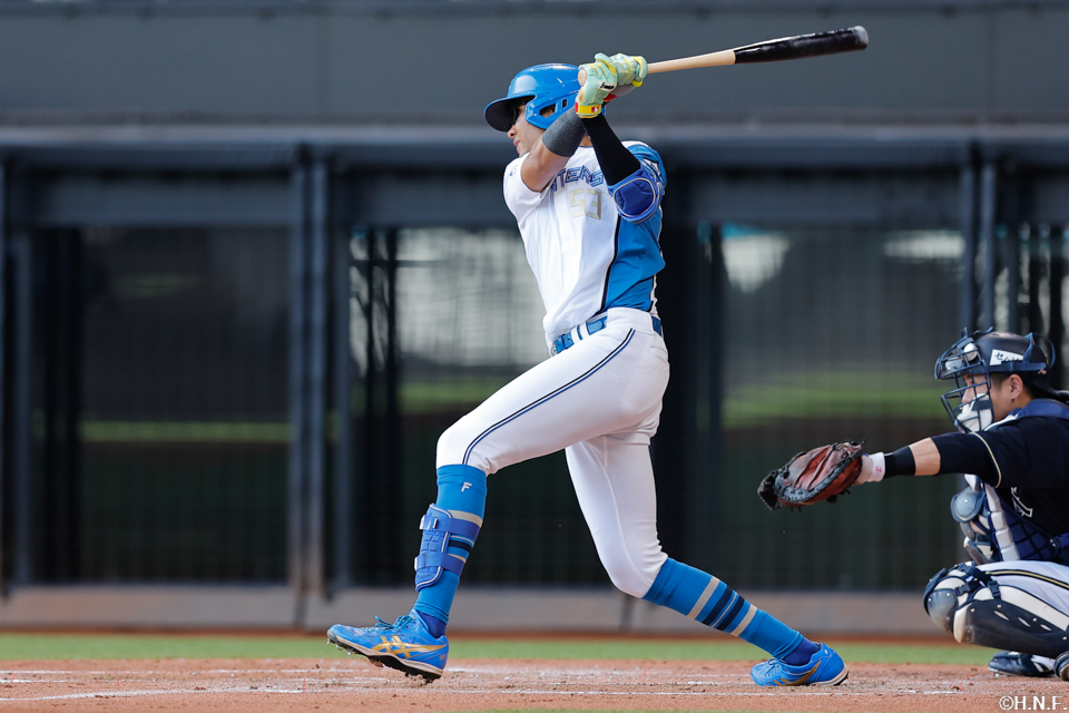 2回裏、ライトへヒットを放つ水谷選手