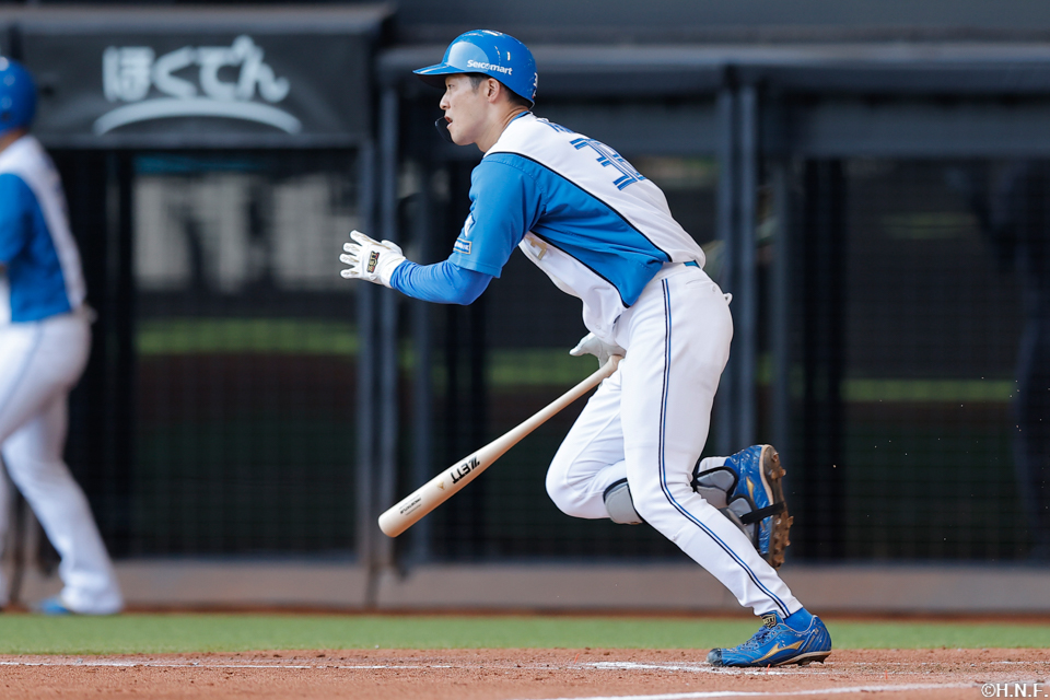 2回裏、ライトへヒットを放つ石井選手