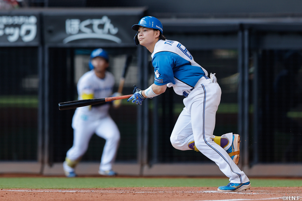 2回裏、レフトへ先制の適時打を放つ田宮選手