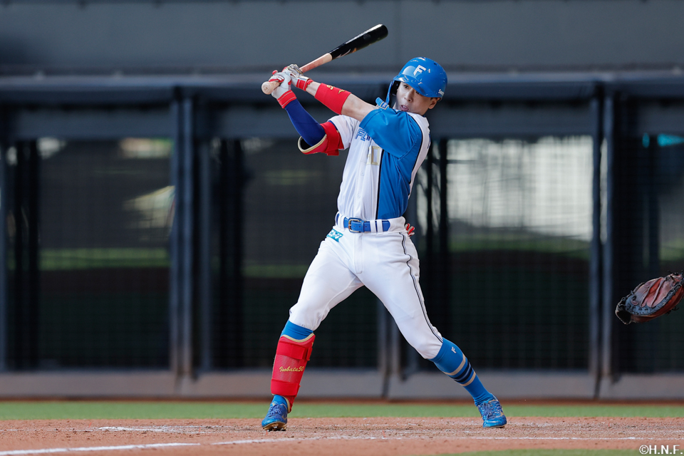 5回裏、レフトへヒットを放つ五十幡選手