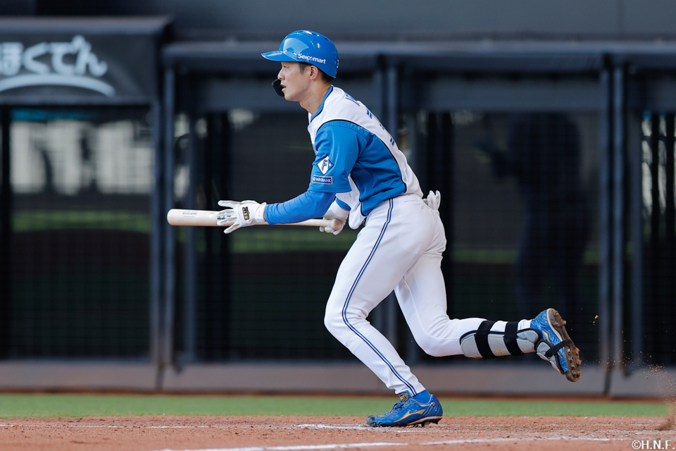 4回裏、ライトへヒットを放つ石井選手