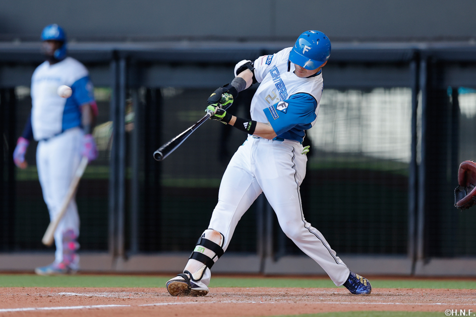 5回裏、ライトへ2ランを放つ清宮選手01