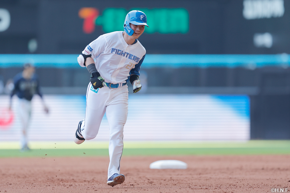 5回裏、ライトへ2ランを放つ清宮選手02