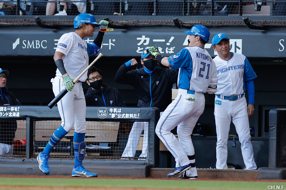 5回裏、ライトへ2ランを放つ清宮選手03