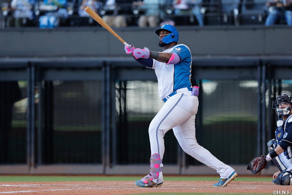 5回裏、レフトへ本塁打を放つレイエス選手01