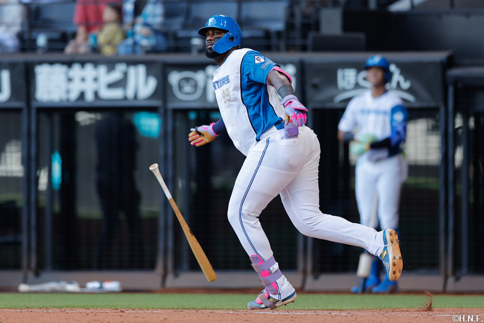 5回裏、レフトへ本塁打を放つレイエス選手02