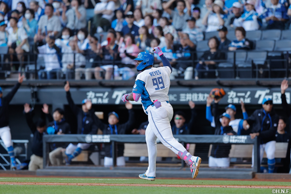 5回裏、レフトへ本塁打を放つレイエス選手03