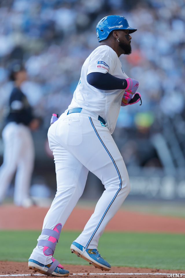 5回裏、レフトへ本塁打を放つレイエス選手04